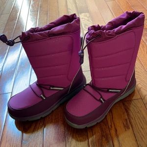 Girls’s Lands End snow boots in size Youth 4 in magenta berry and brand new!